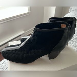 Aquatalia Chelsea style suede boot size 8